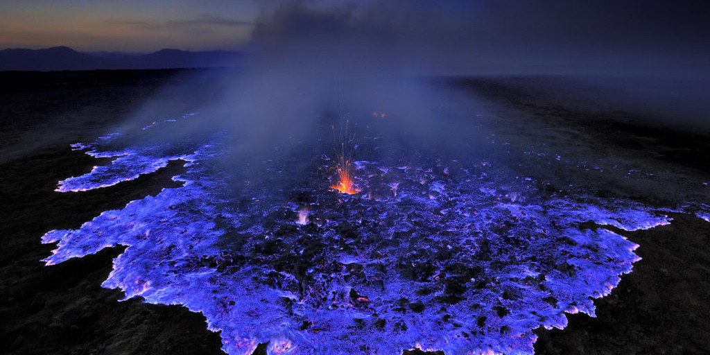 Hanya Ada Dua di Dunia, Intip Pesona Api Biru Kawah Ijen