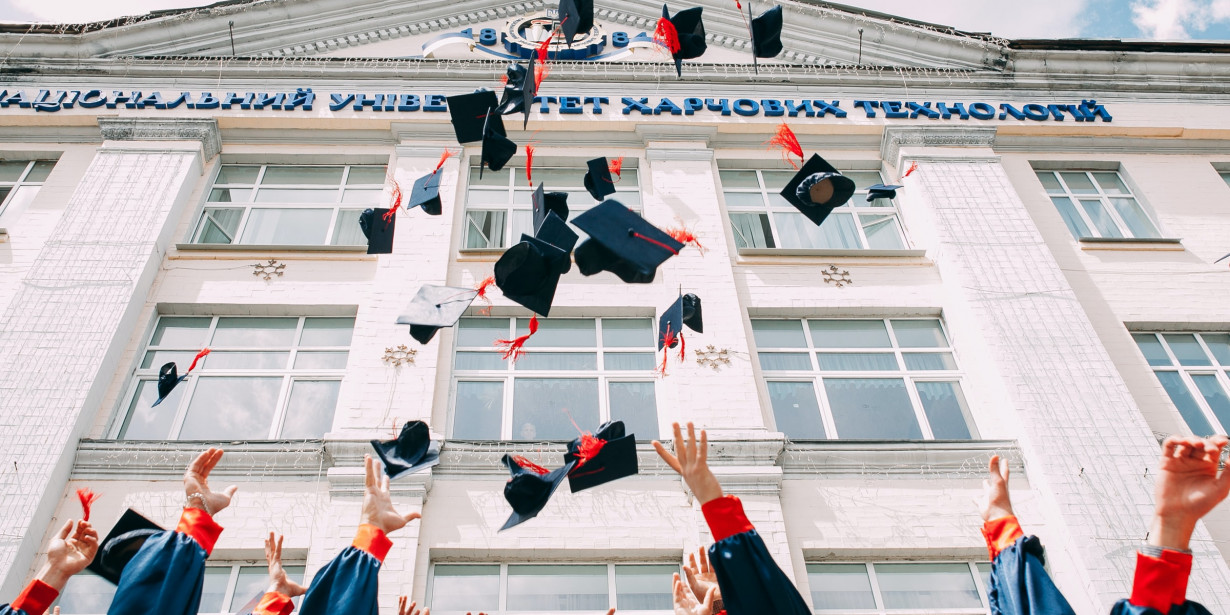 Calon Sarjana Wajib Tau! Ternyata Ini Makna Pemindahan Tali Toga Saat Wisuda!