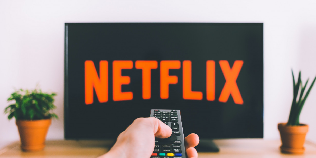 Susah Berhenti Nonton Film Seri? Waspada Binge Watching!