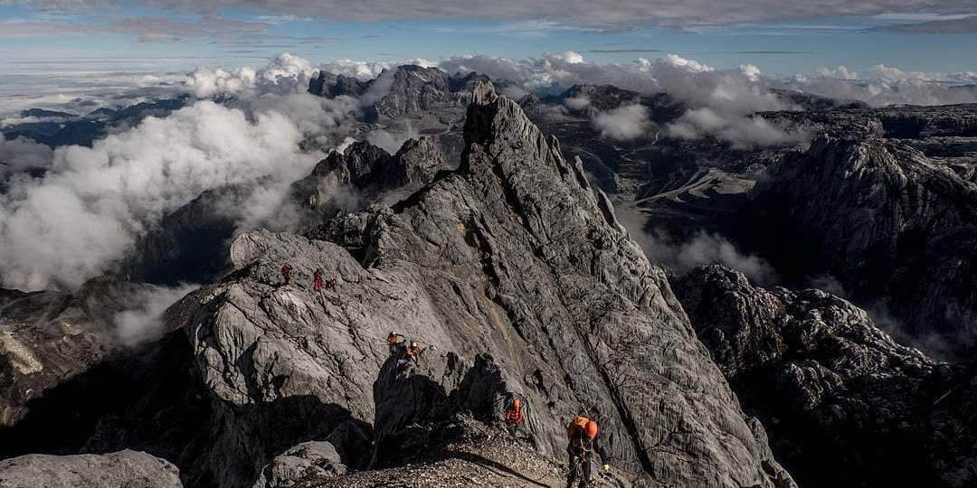 Hobi Mendaki? Ini Dia 7 Puncak Tertinggi di Indonesia