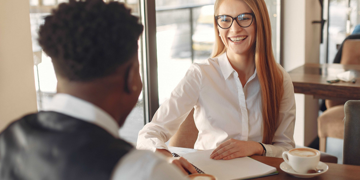 Jatuh Cinta dengan Teman Sekantor? Lakukan Hal Ini agar Tetap Profesional!