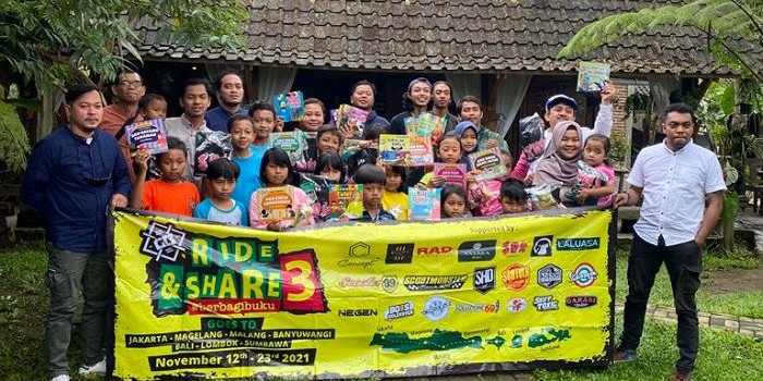 Komunitas Guna Bangsa, Berkendara Sambil Berbagi Buku