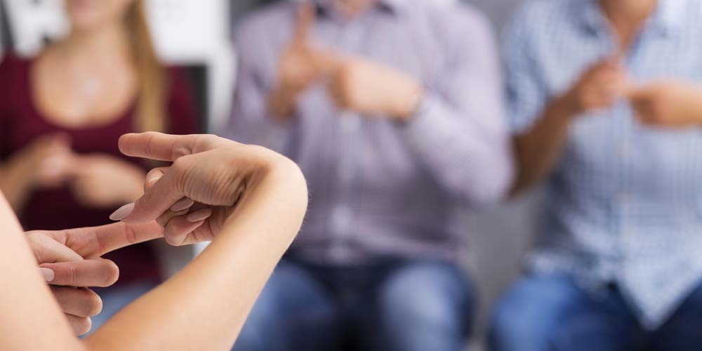 Mengenal Transaura, Alat Penerjemah Bahasa Isyarat Karya Anak Bangsa
