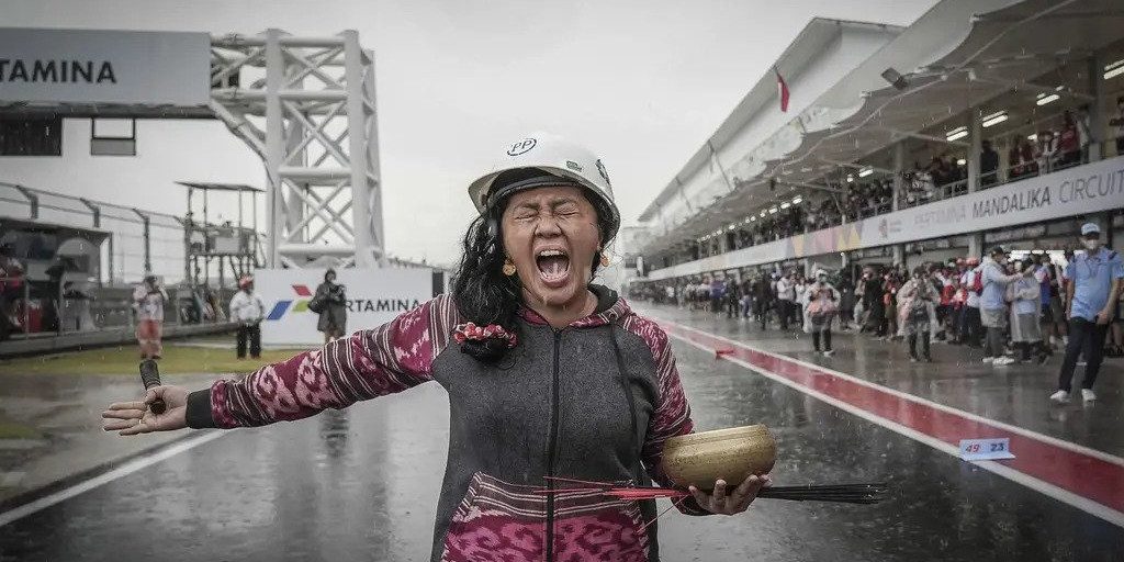 Melihat Aksi Pawang Hujan di Race Day MotoGP Mandalika 2022