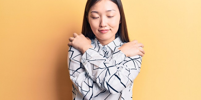 Sering Merasa Cemas? Coba Lakukan Butterfly Hug