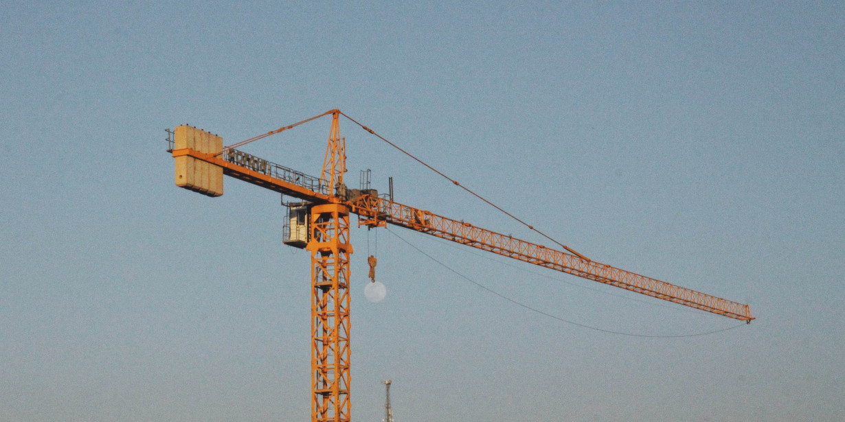 Sering Terlihat di Jalan, Bagaimana Cara Membangun Tower Crane?