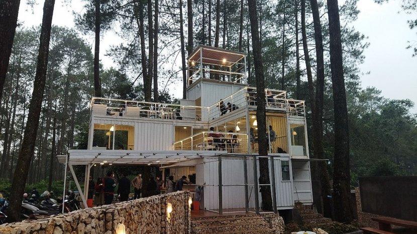Gambar Sampul 5 Cafe Terbaik di Jawa Barat Suguhkan Pemandangan Alam