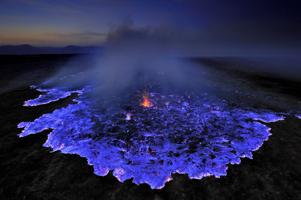 Gambar Sampul Hanya Ada Dua di Dunia, Intip Pesona Api Biru Kawah Ijen