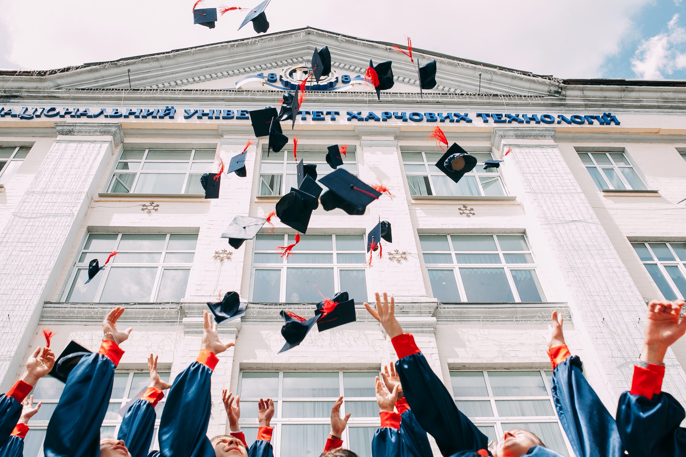 Gambar Sampul Calon Sarjana Wajib Tau! Ternyata Ini Makna Pemindahan Tali Toga Saat Wisuda!