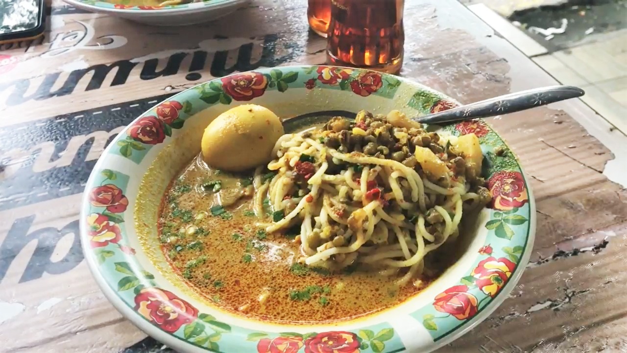 Gambar Sampul Kuning dan Hangat, Cicipi Nikmatnya Laksa Khas Tangerang