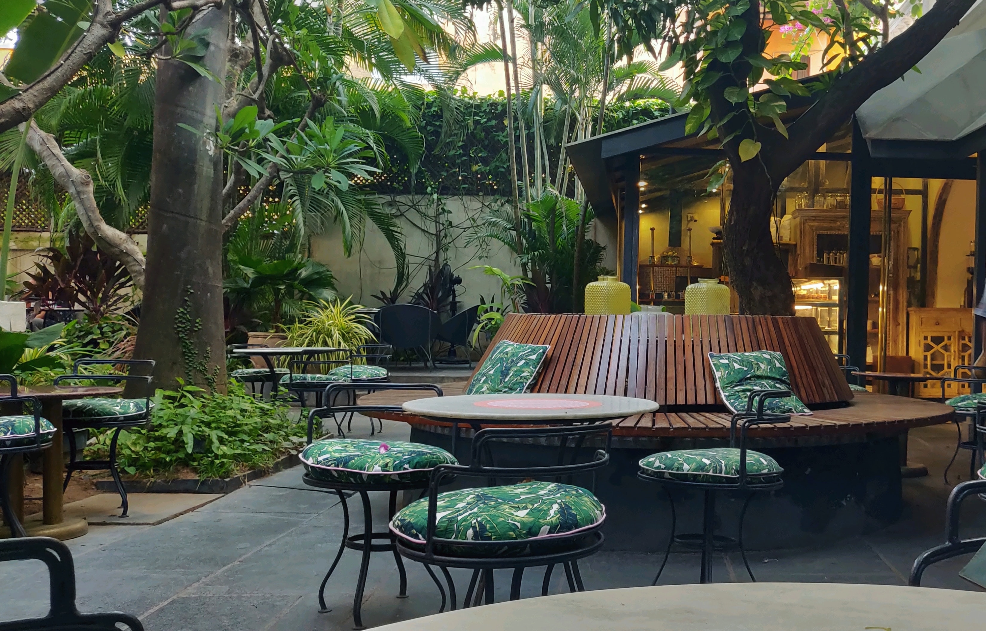 Gambar Sampul Cocok untuk Bersantai, Ketahui 3 Kafe Semi-Outdoor di Bandung