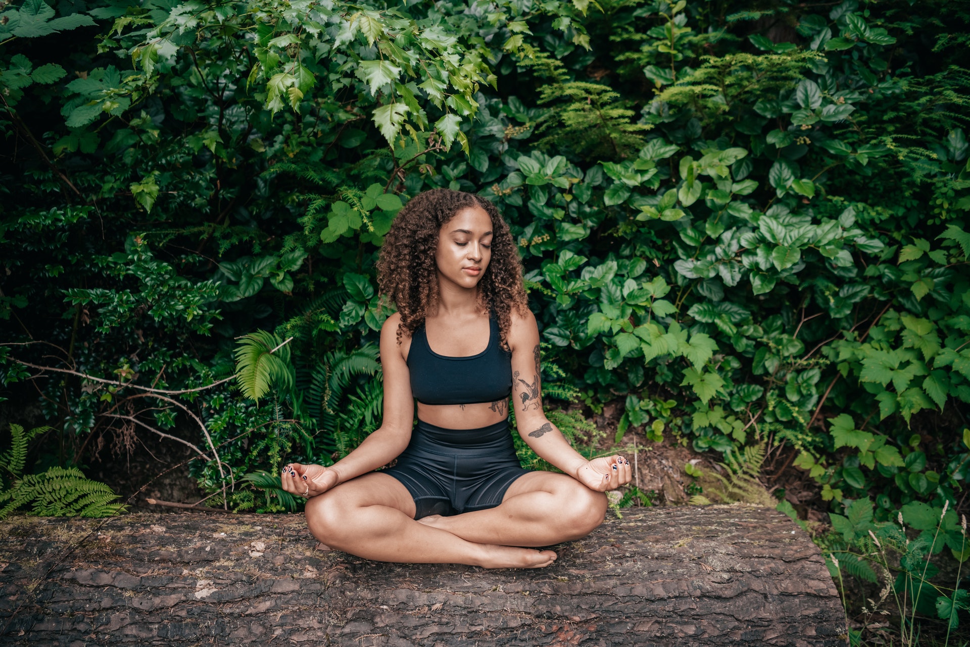 Gambar Sampul Bingung Ngabuburit? Coba Lakukan Earthing untuk Menaikkan Mood