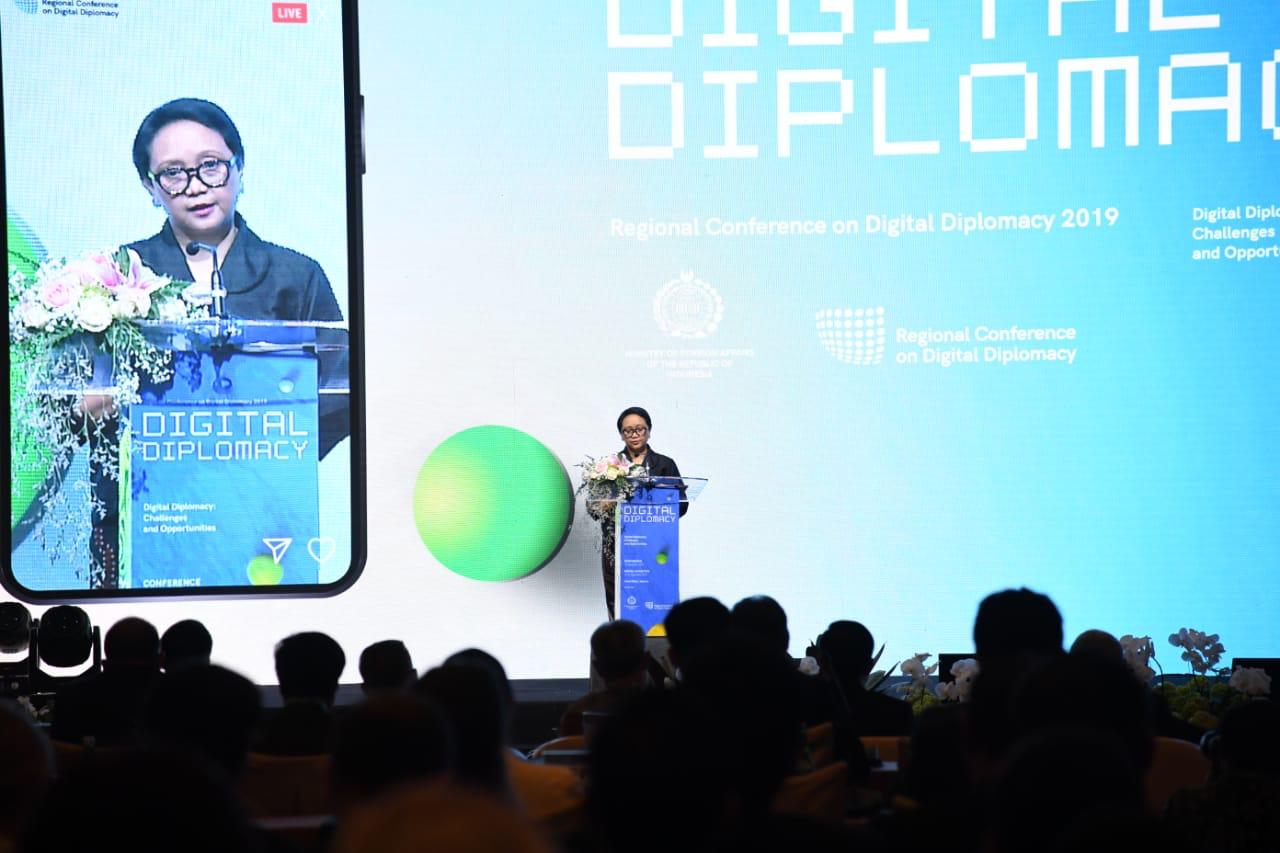 Gambar Sampul Beberapa Hal yang Perlu Kamu Tahu tentang Diplomasi Digital Indonesia