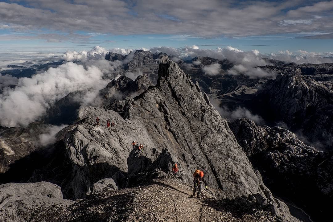 Gambar Sampul Hobi Mendaki? Ini Dia 7 Puncak Tertinggi di Indonesia