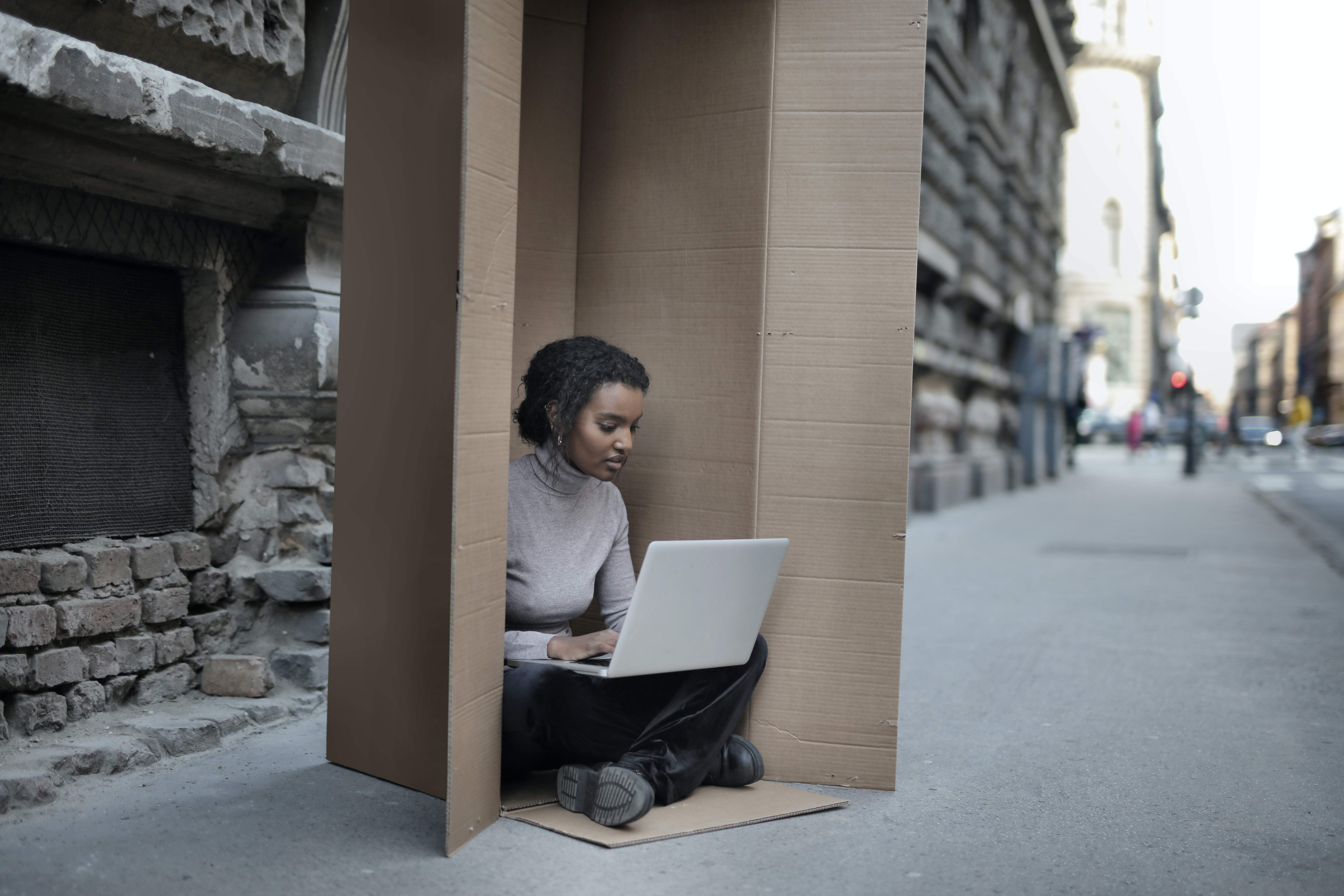 Introvert Sulit Bersosialisasi di Lingkungan Kerja? Tak Akan Terjadi, Kalau Kamu lakukan Hal Ini!