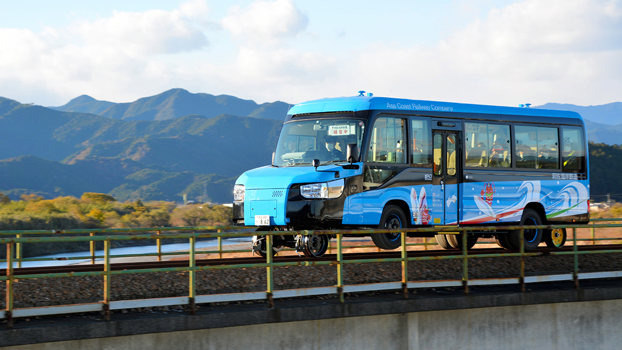 Gambar Sampul Keren! Jepang Luncurkan Transportasi Umum Dual-Mode Vehicle