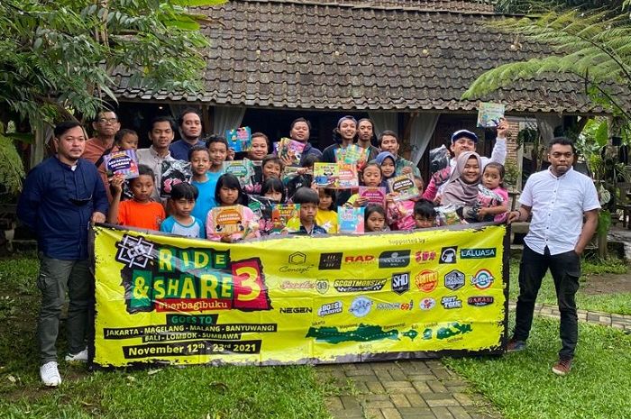 Komunitas Guna Bangsa, Berkendara Sambil Berbagi Buku
