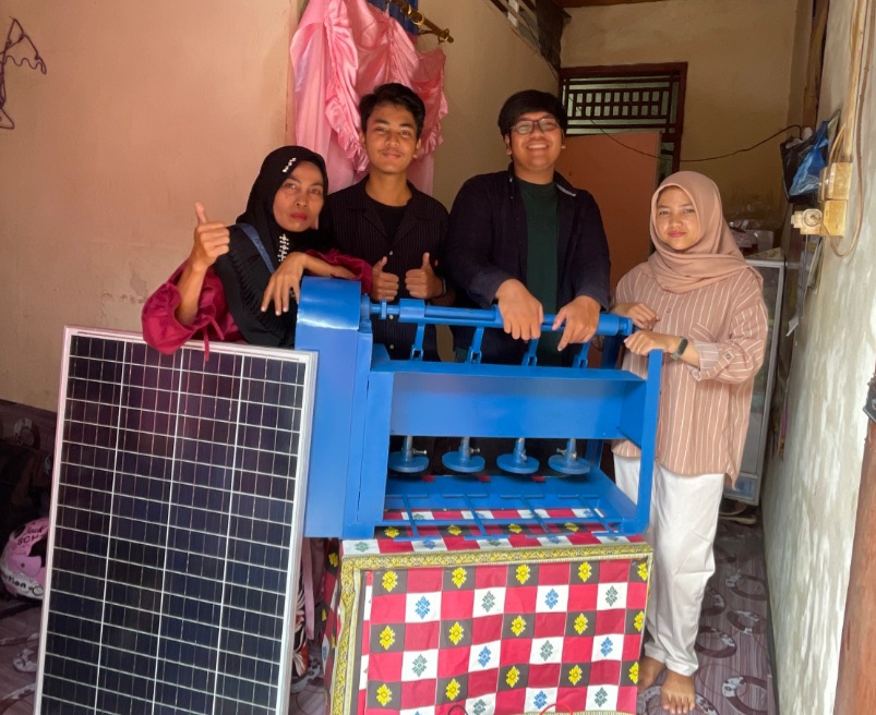 Gambar Sampul Mahasiswa Universitas Andalas Ciptakan Alat Penumbuk Jengkol, Inovasi untuk Tingkatkan Produksi UMKM