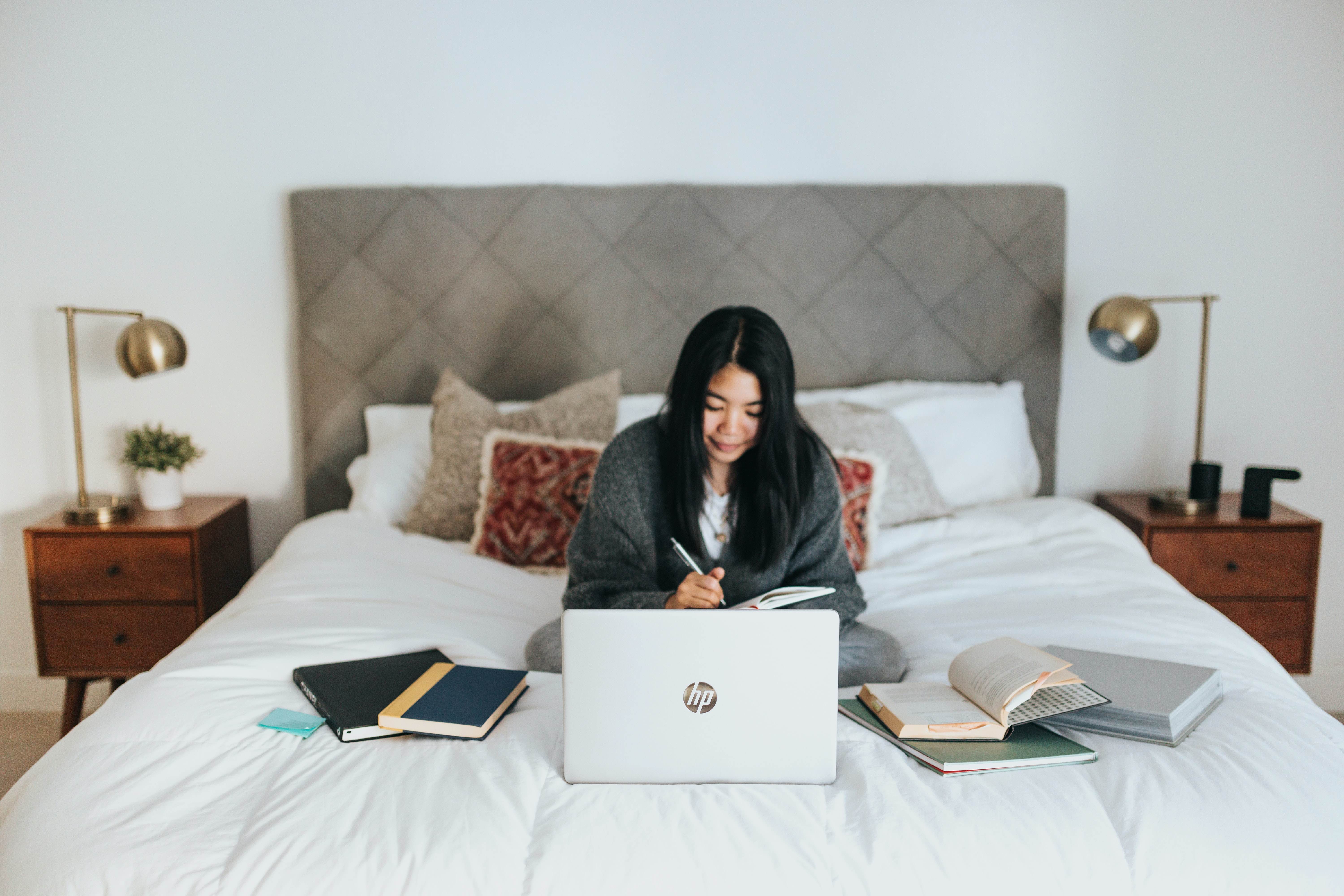 Gambar Sampul Sering Kerja di Tempat Tidur? Simak Dampaknya Bagi Kesehatan