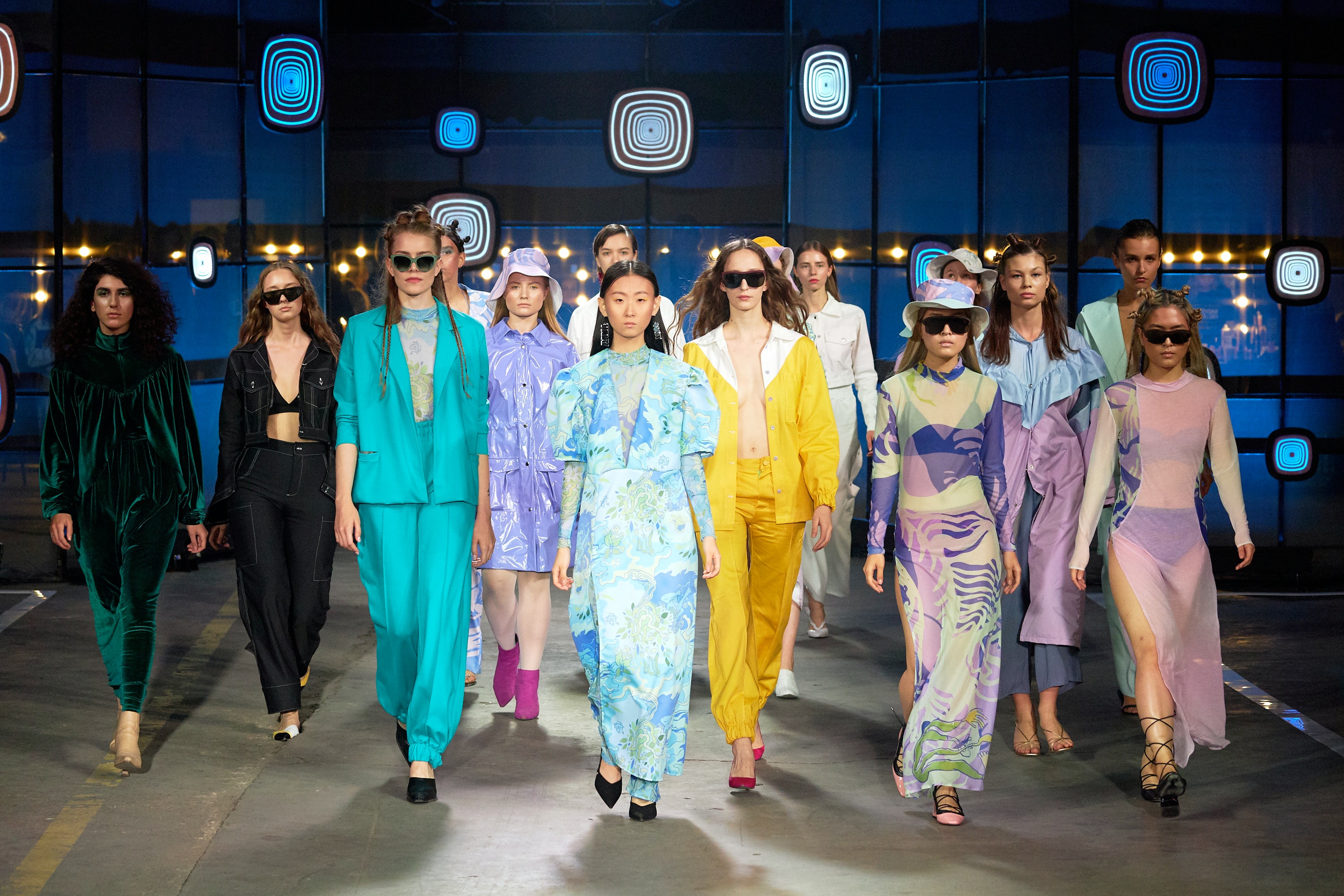 Gambar Sampul Melihat Prediksi Tren Fashion 2022