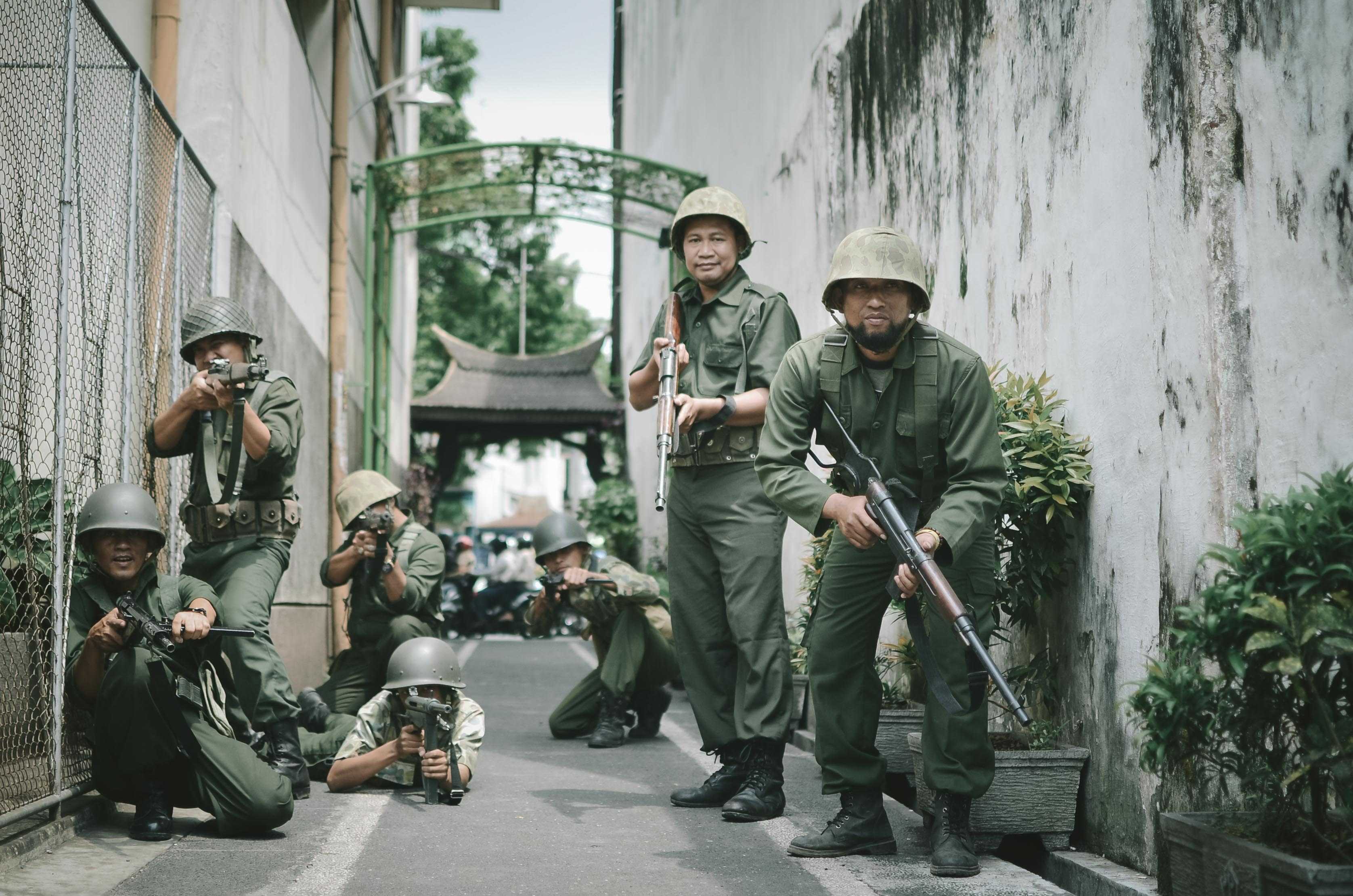Gambar Sampul Melihat Sejarah Bersama Komunitas Reenactor Indonesia