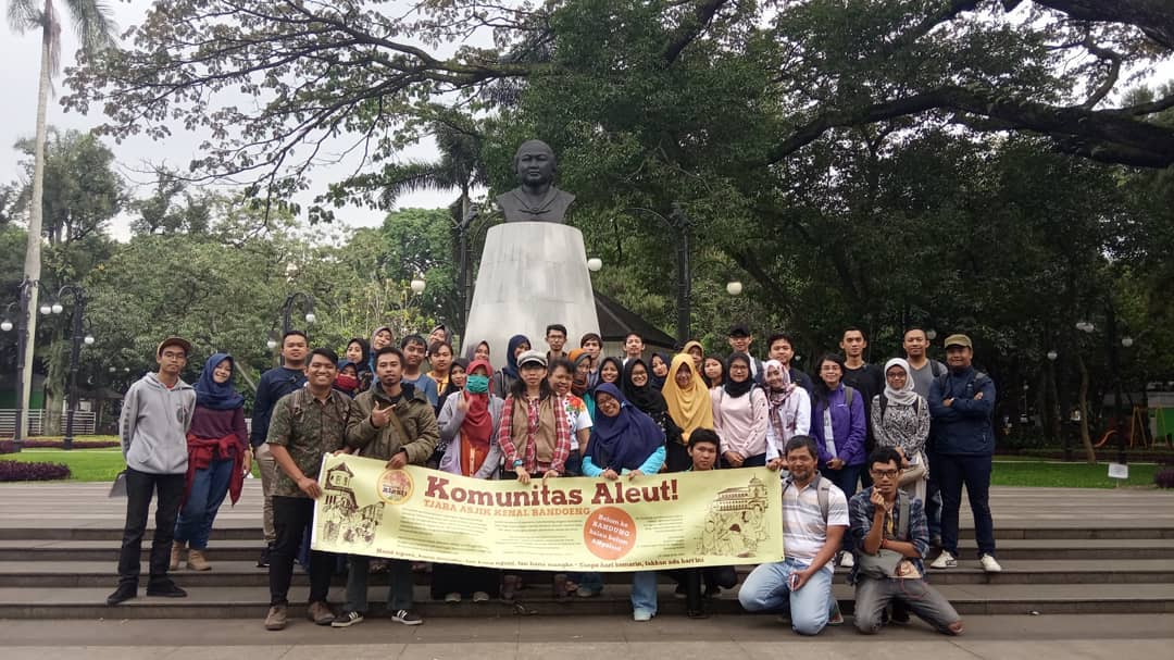 Gambar Sampul Mengorek Sejarah Bandung Bersama Komunitas Aleut