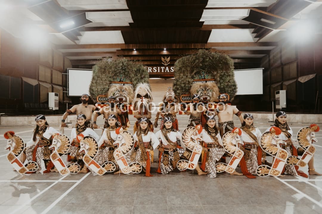 Gambar Sampul Menjaga Eksistensi Reog Ponorogo Melalui Unit Kegiatan Mahasiswa Sardulo Anorogo