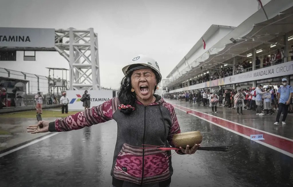 Melihat Aksi Pawang Hujan di Race Day MotoGP Mandalika 2022