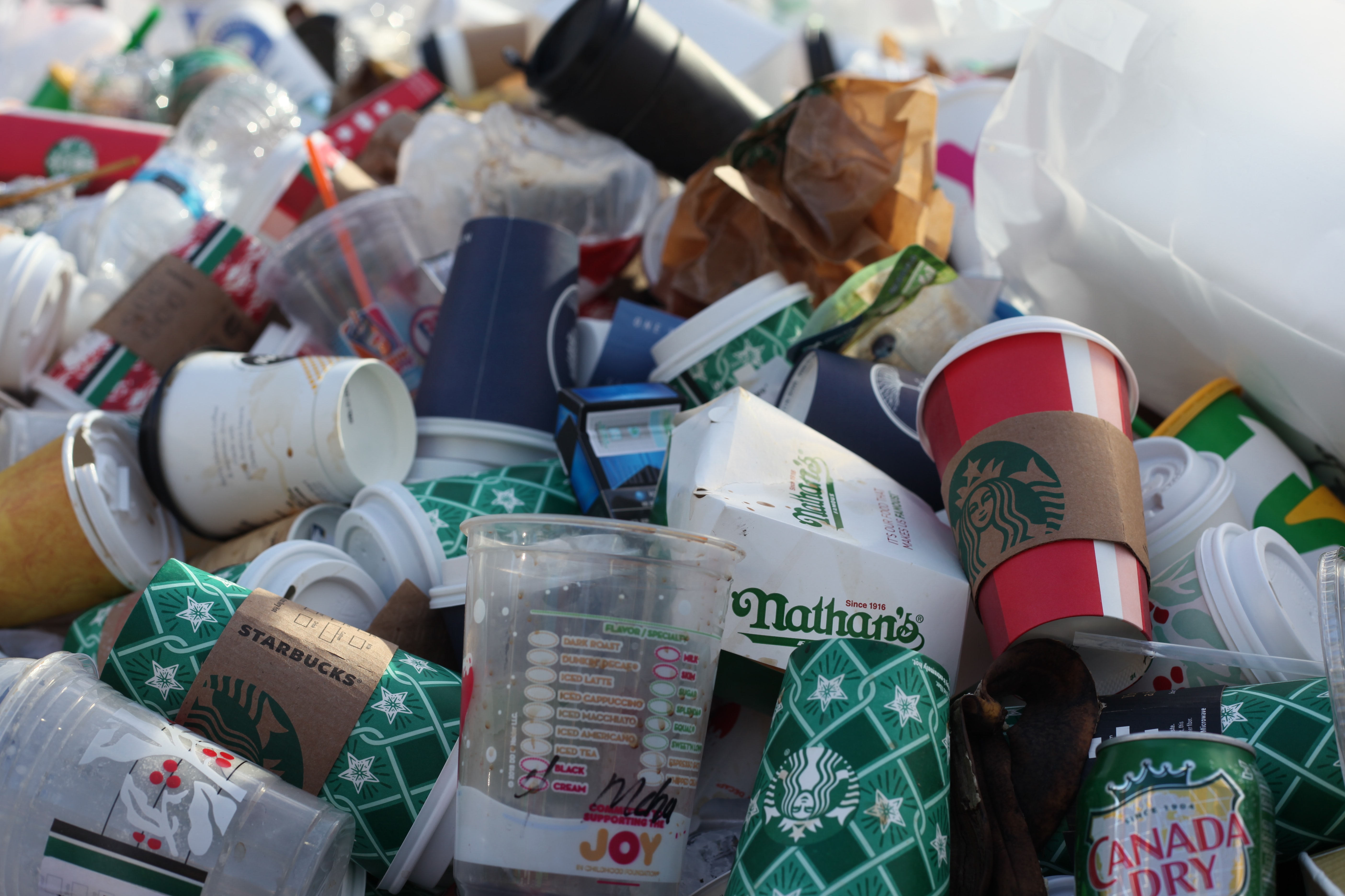 Gambar Sampul Problematika Sampah Belanja Daring