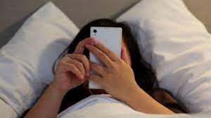 Gambar Sampul Sering Buka Handphone Saat Bangun Tidur? Ini Dampaknya!