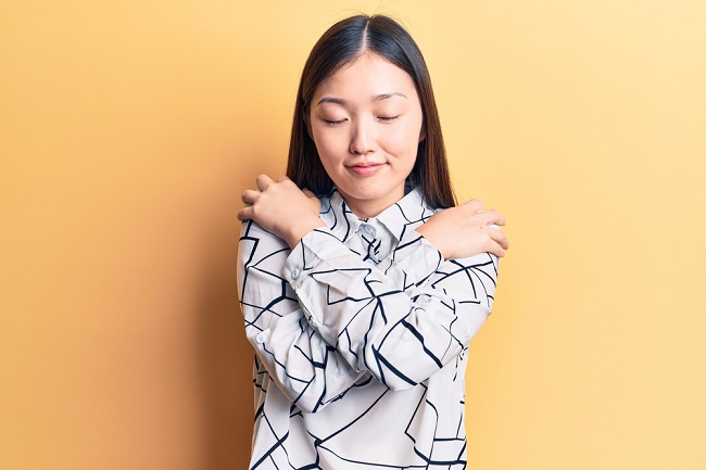 Sering Merasa Cemas? Coba Lakukan Butterfly Hug