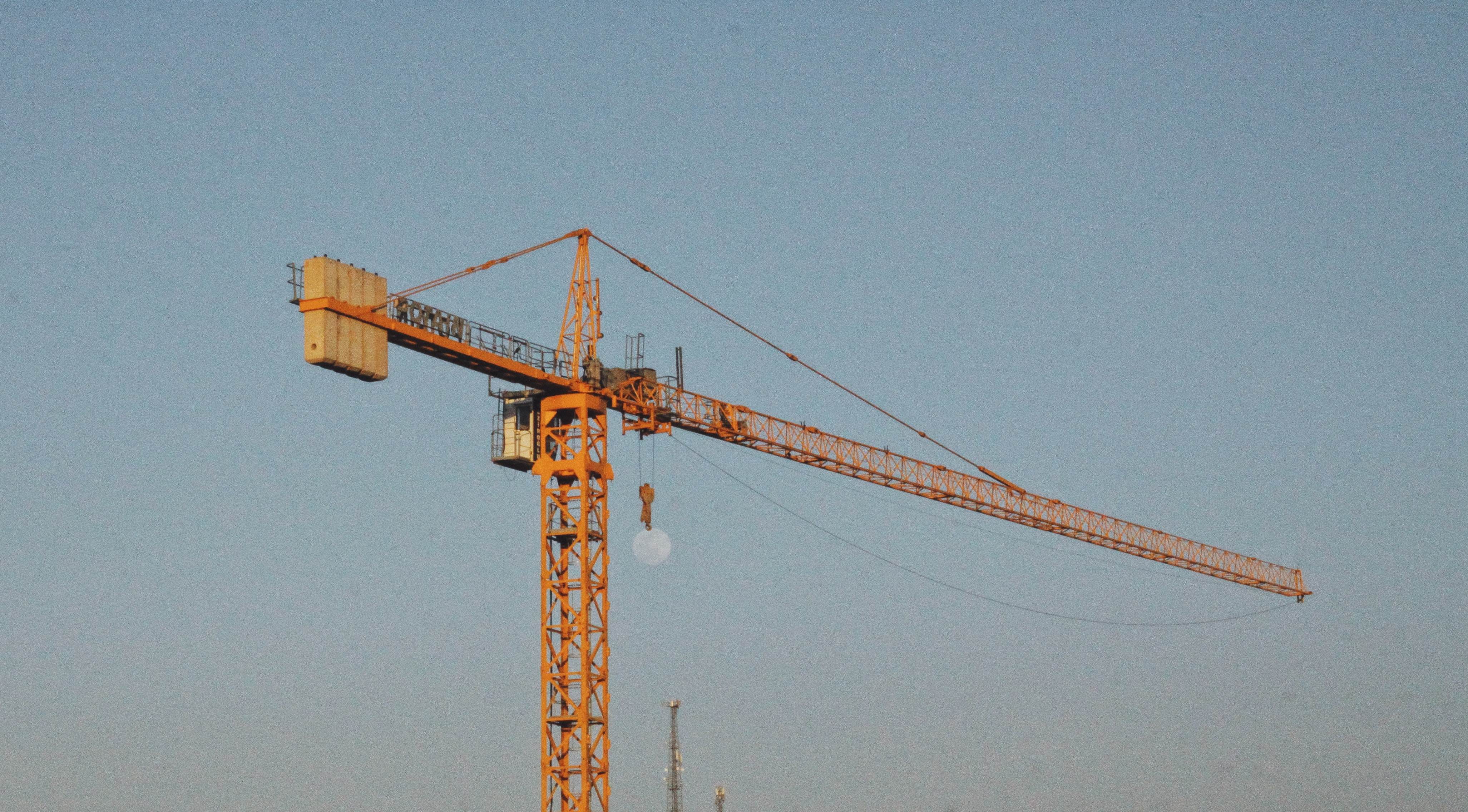 Sering Terlihat di Jalan, Bagaimana Cara Membangun Tower Crane?