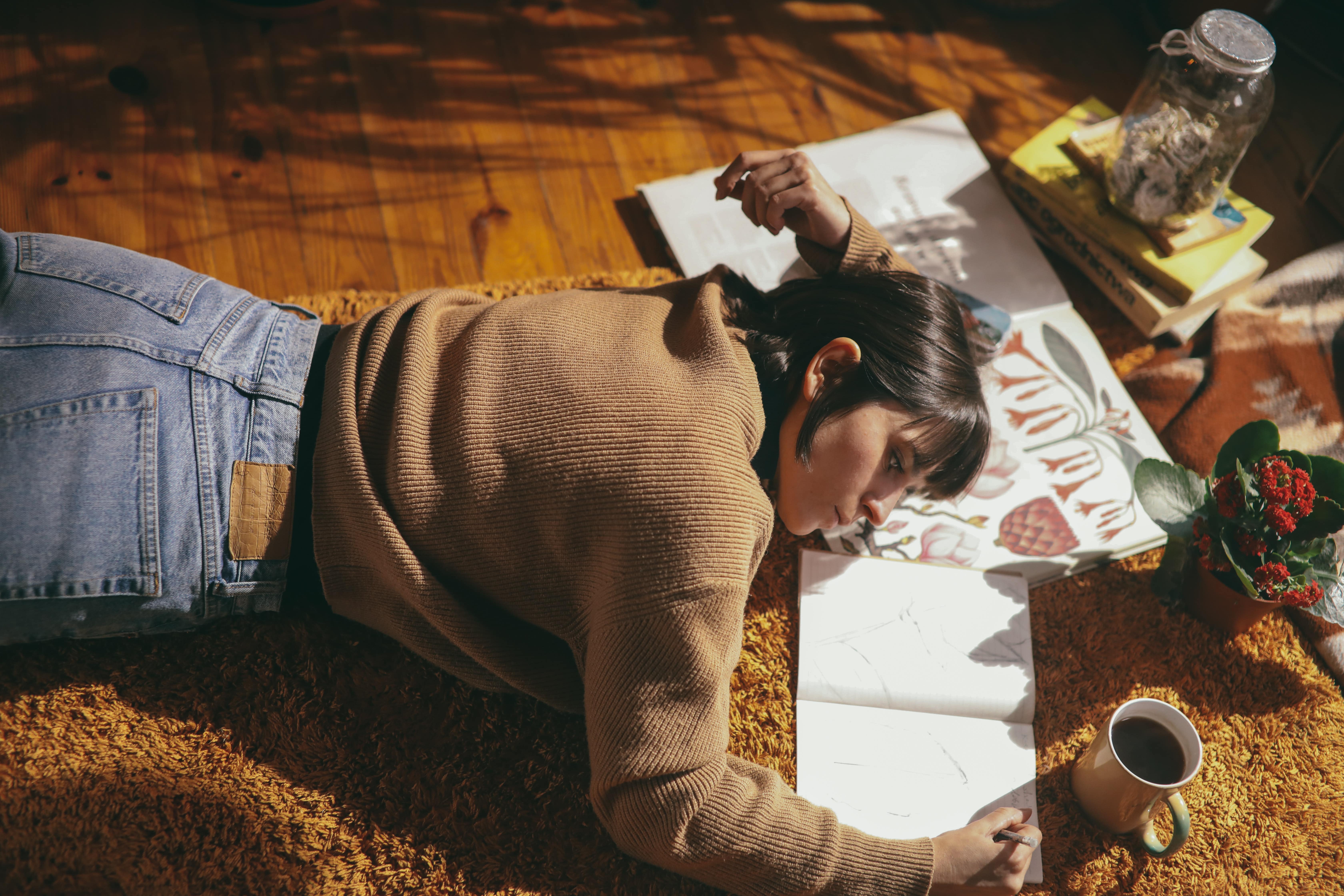Gambar Sampul Tak Hanya Menyenangkan, Menggambar Bisa Menyehatkan Mental