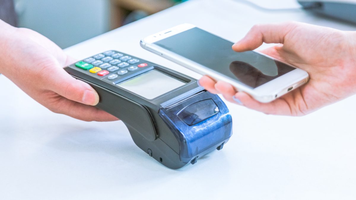 Gambar Sampul Menilik Fenomena Gaya Hidup Cashless di Era Digital