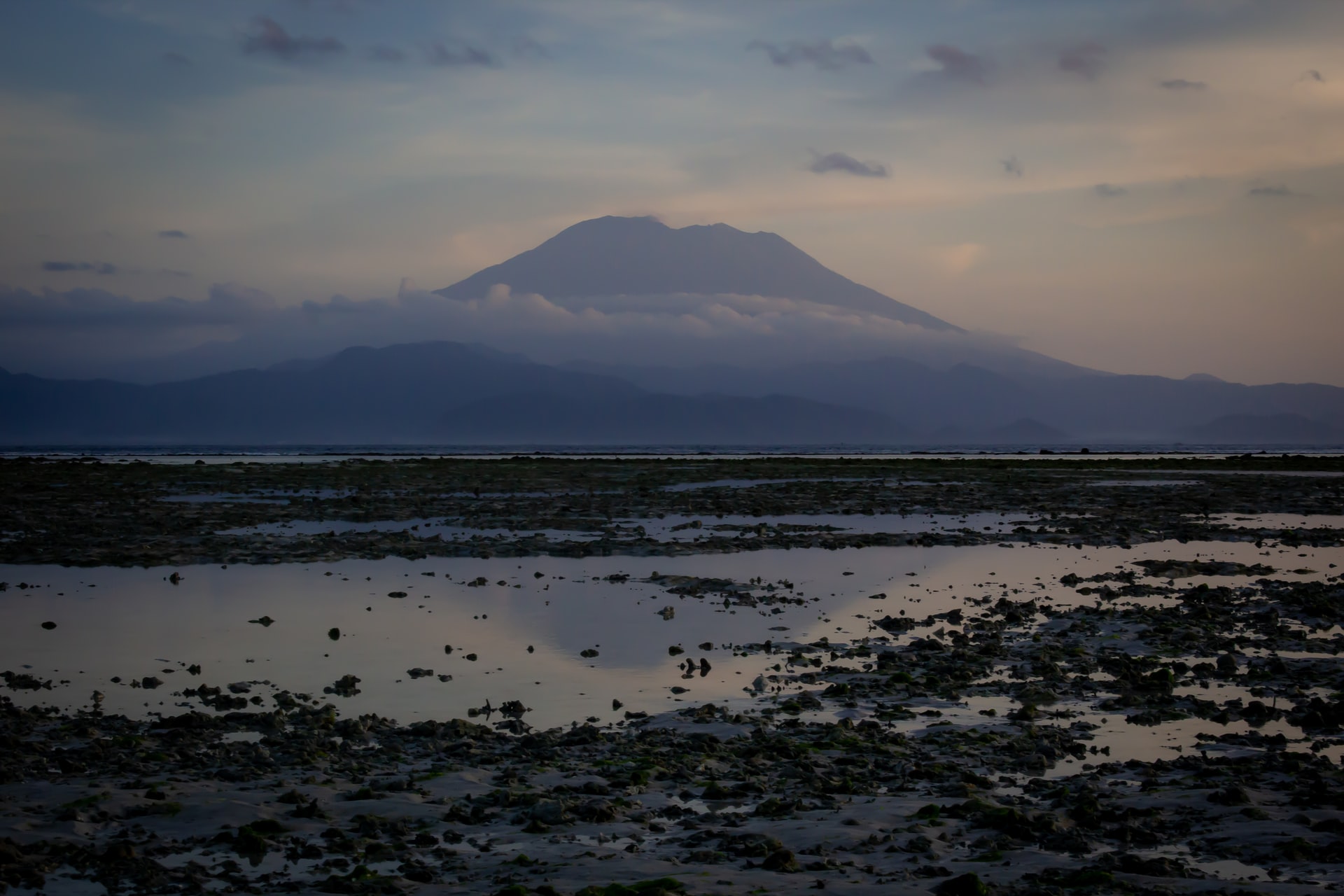Gambar Sampul Keunikan Kearifan Lokal Masyarakat Bali dengan Gunung Agung