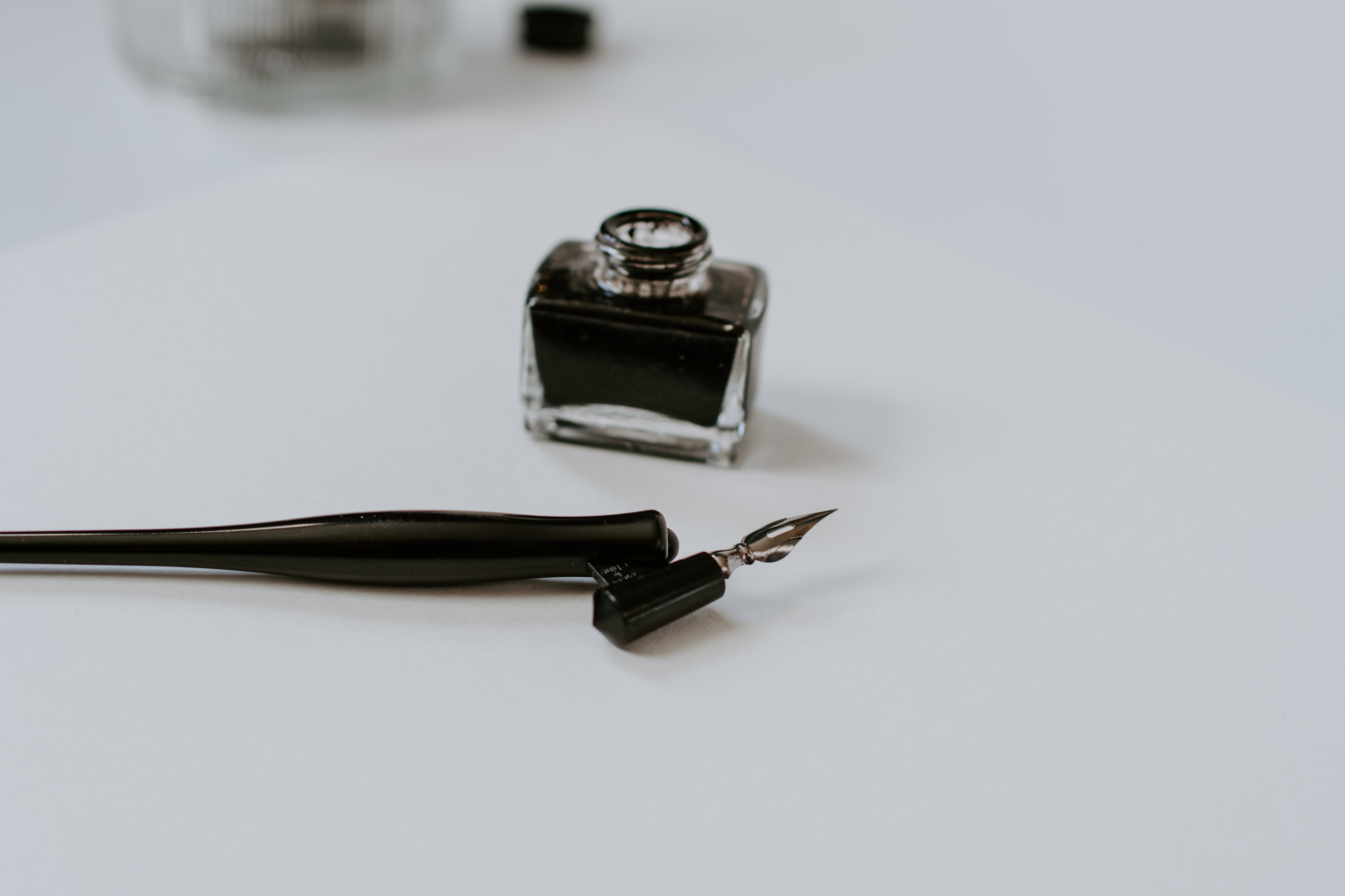 Penggunaan Tinta | Unsplash - Kelly Sikkema Penggunaan Tinta | Unsplash - Kelly Sikkema
