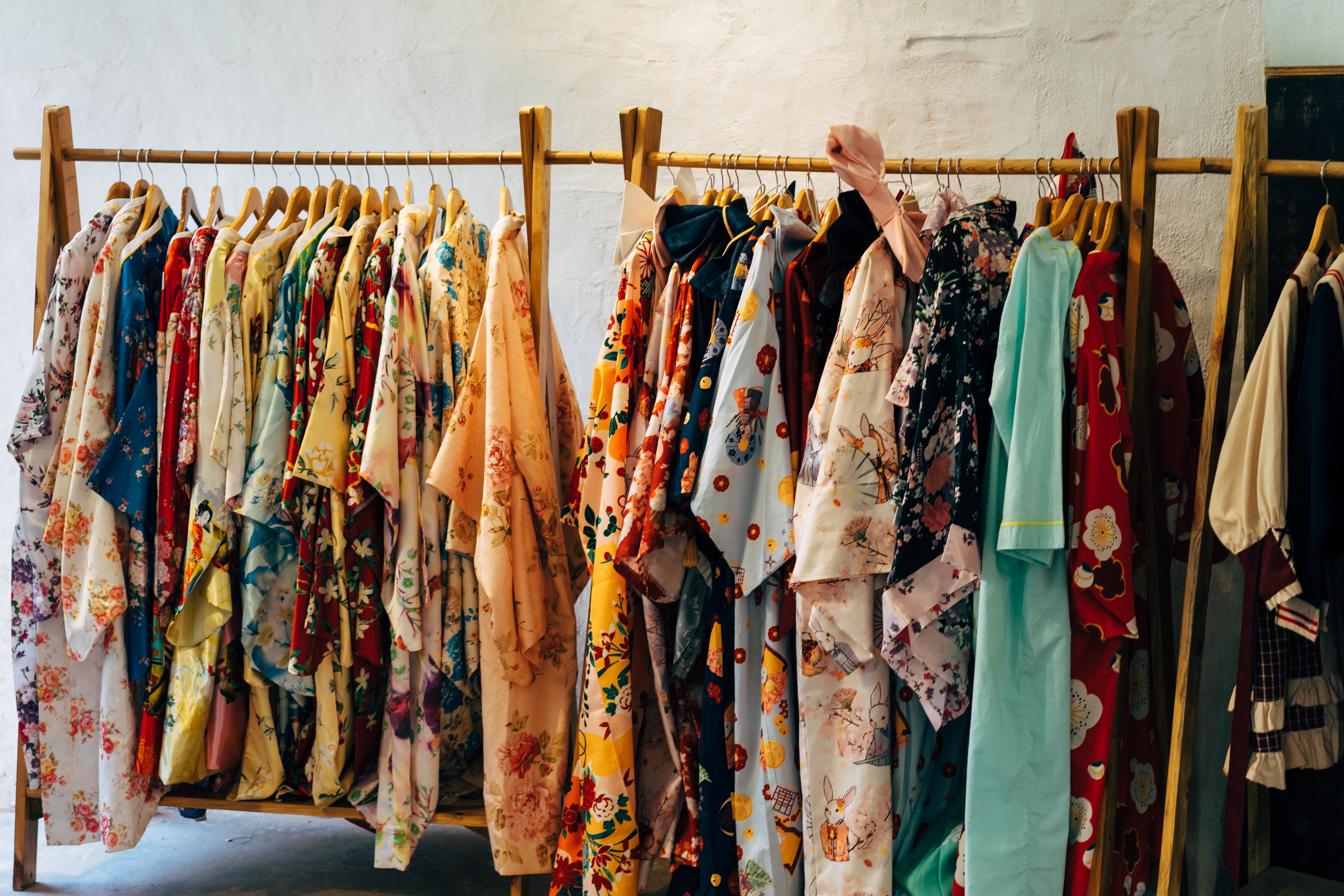Fast Fashion | Unsplash - Markus Winkler Fast Fashion | Unsplash - Markus Winkler