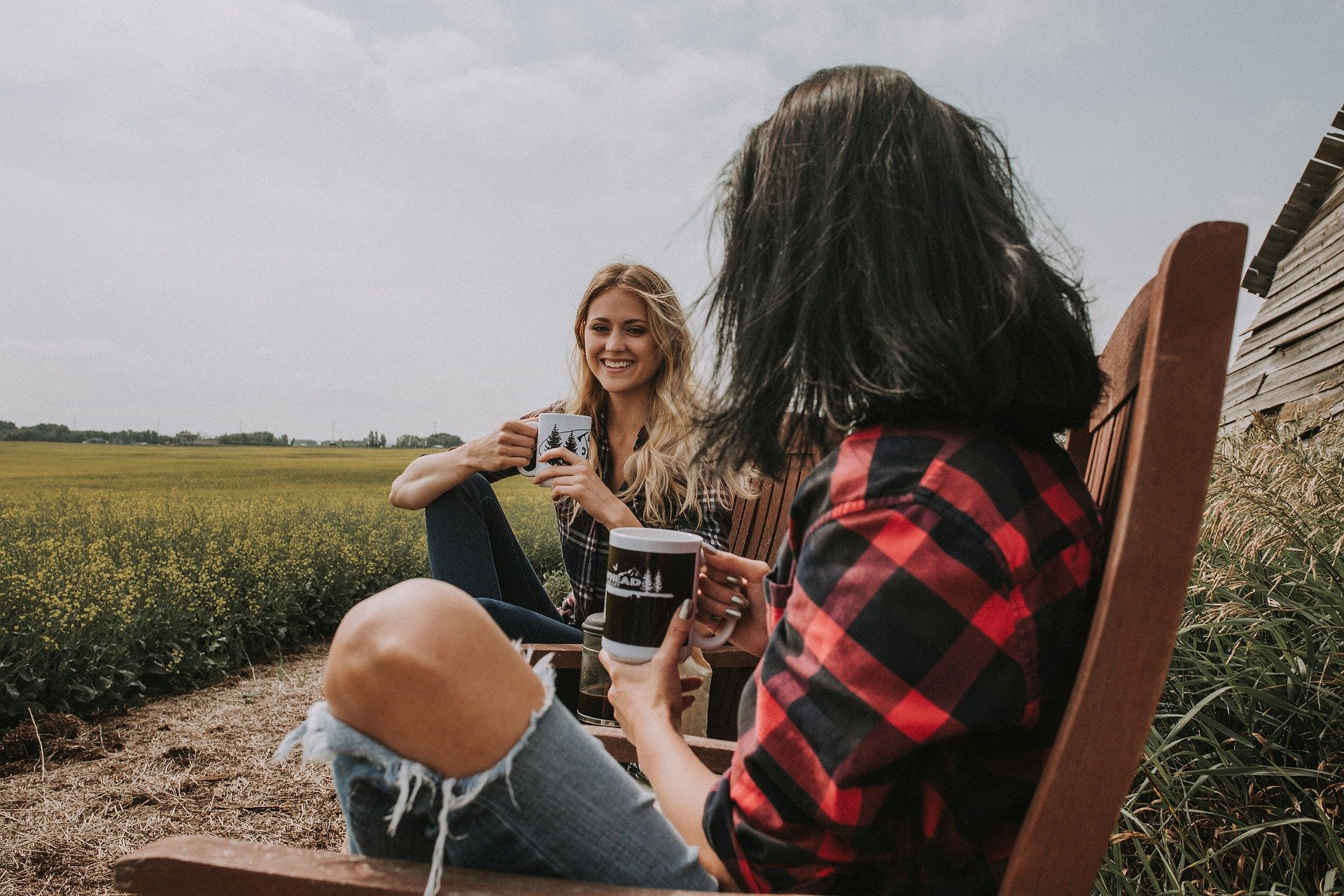 Ilustrasi mengobrol dengan teman | Foto: arrowheadcoffeeco/Pixabay