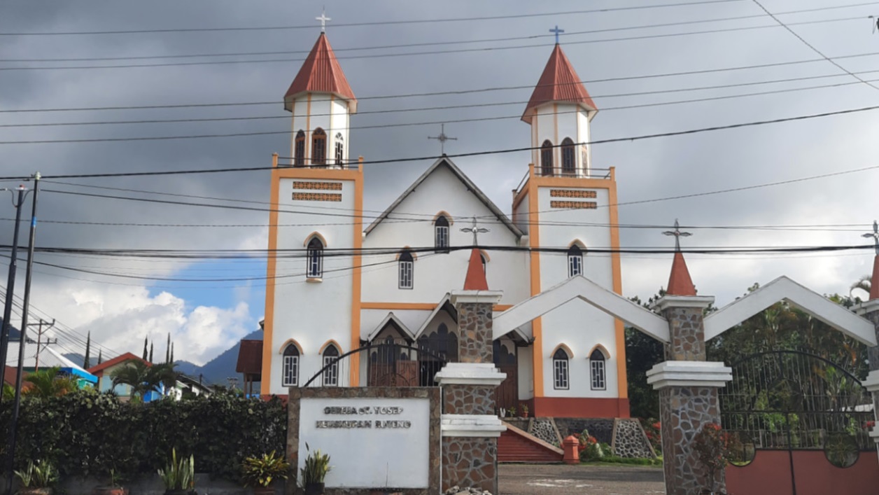  Gereja Katedral Lama Ruteng | Foto: dewimagazine.com 