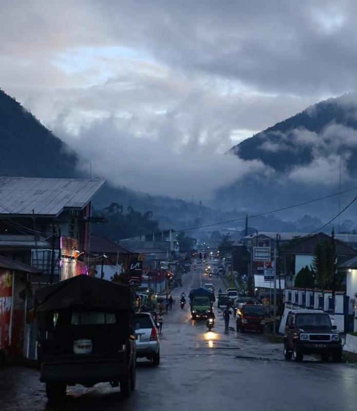  Pemandangan Kota Ruteng ketika hujan di sore hari | Foto: Tajuk Flores 