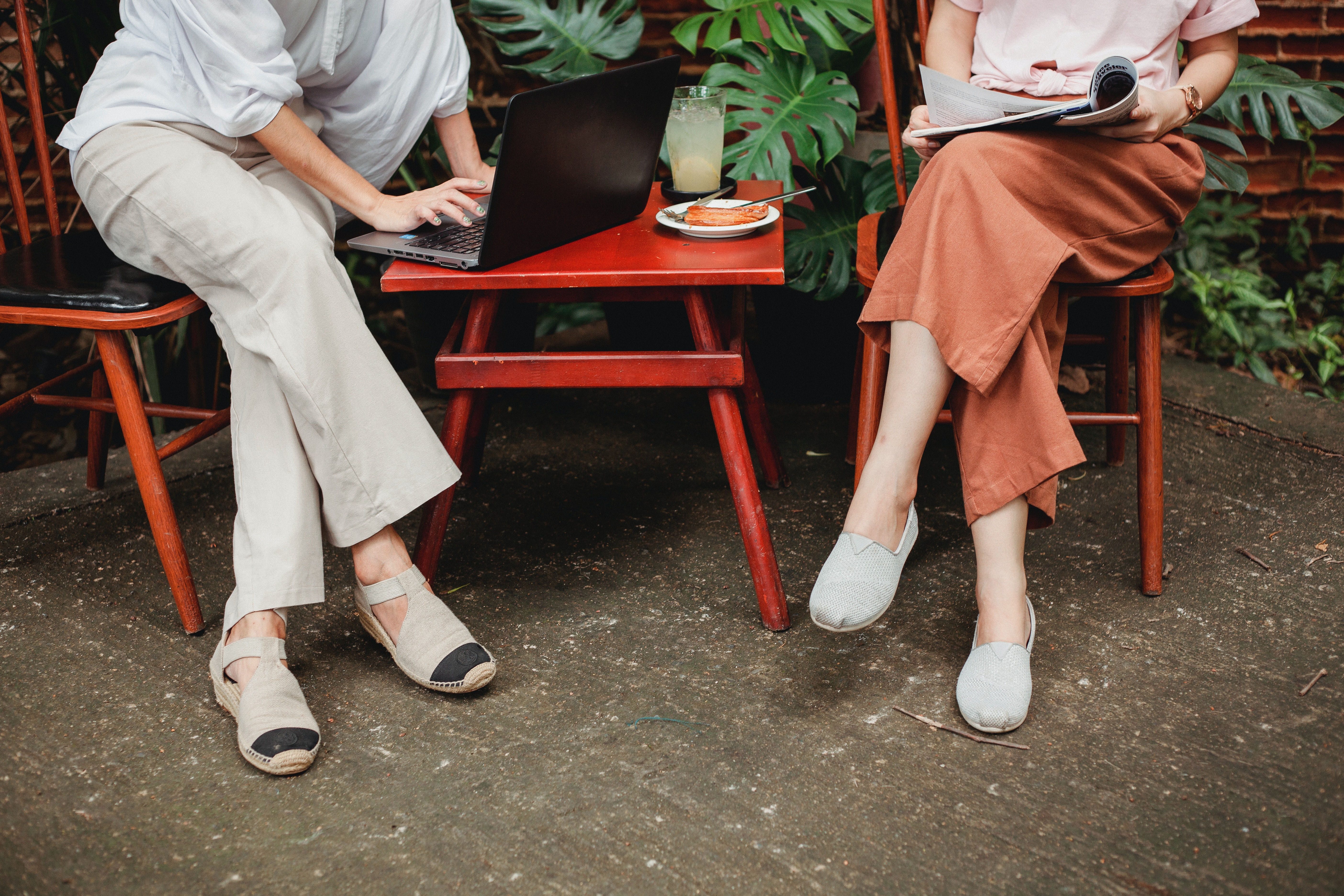 Belajar bersama di cafe | Foto: Pexels