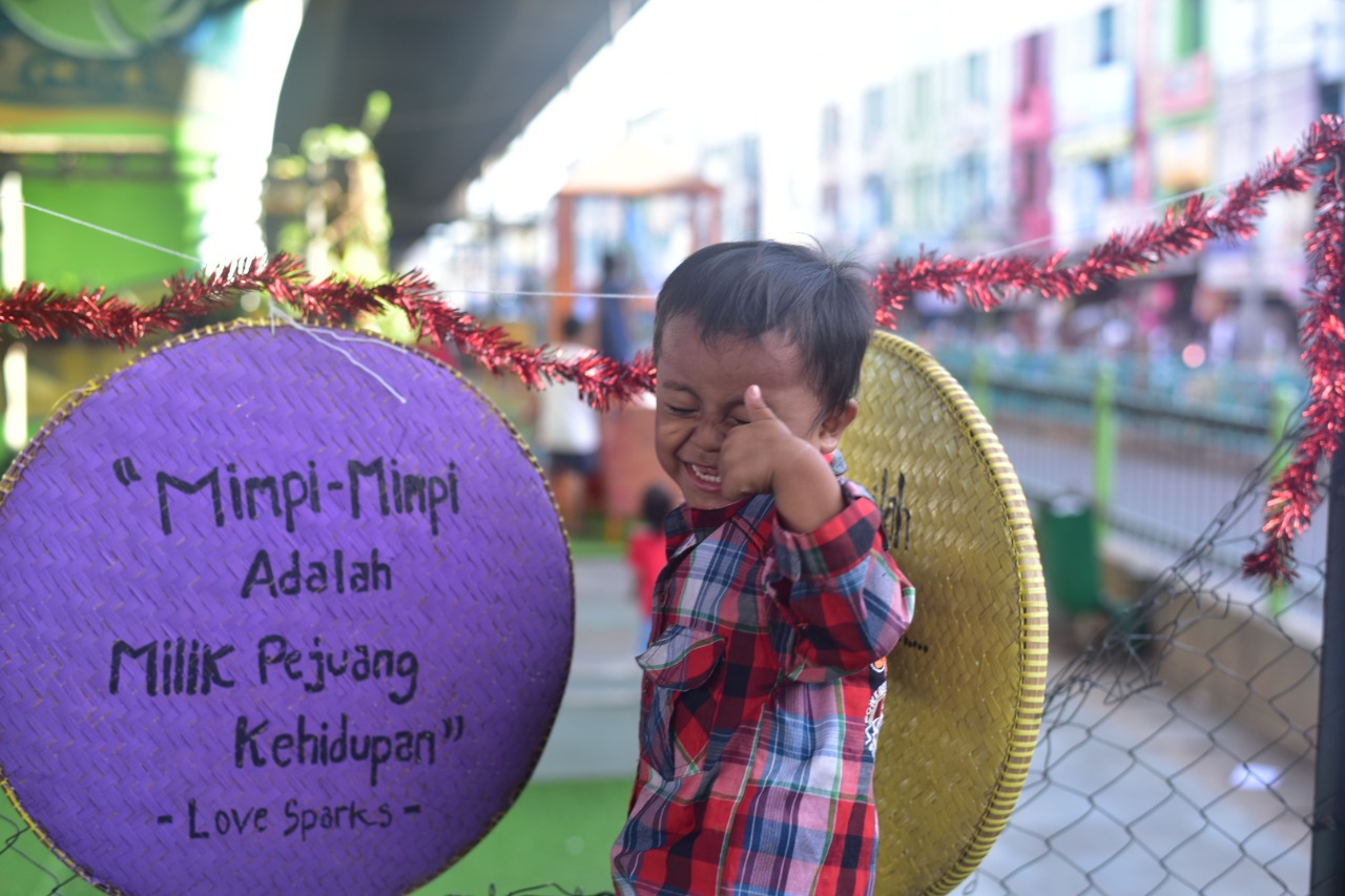 Ekspresi Keceriaan Adik Kecil di TBM Kolong | Foto: Ananda Eka Putri