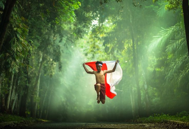 Seorang anak riang memegang bendera indonesia | Foto : Pinterest