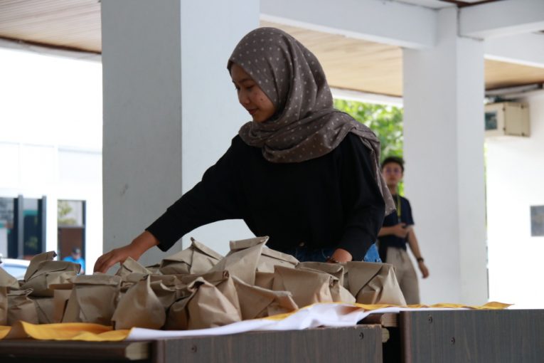 Salah satu mahasiswi mengambil sarapan gratis | Foto: FISIPOL UGM