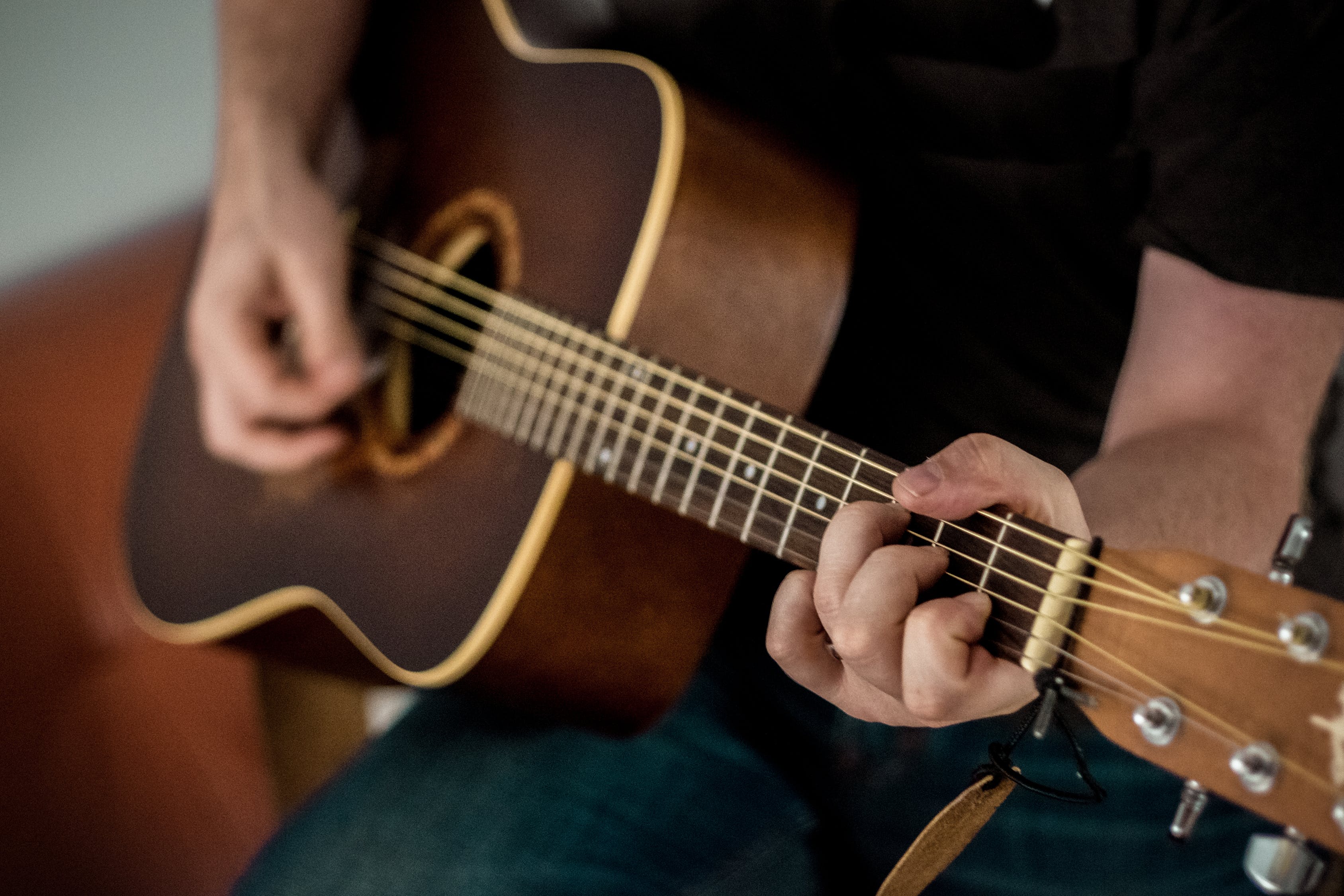 Main gitar | Foto: Pexels