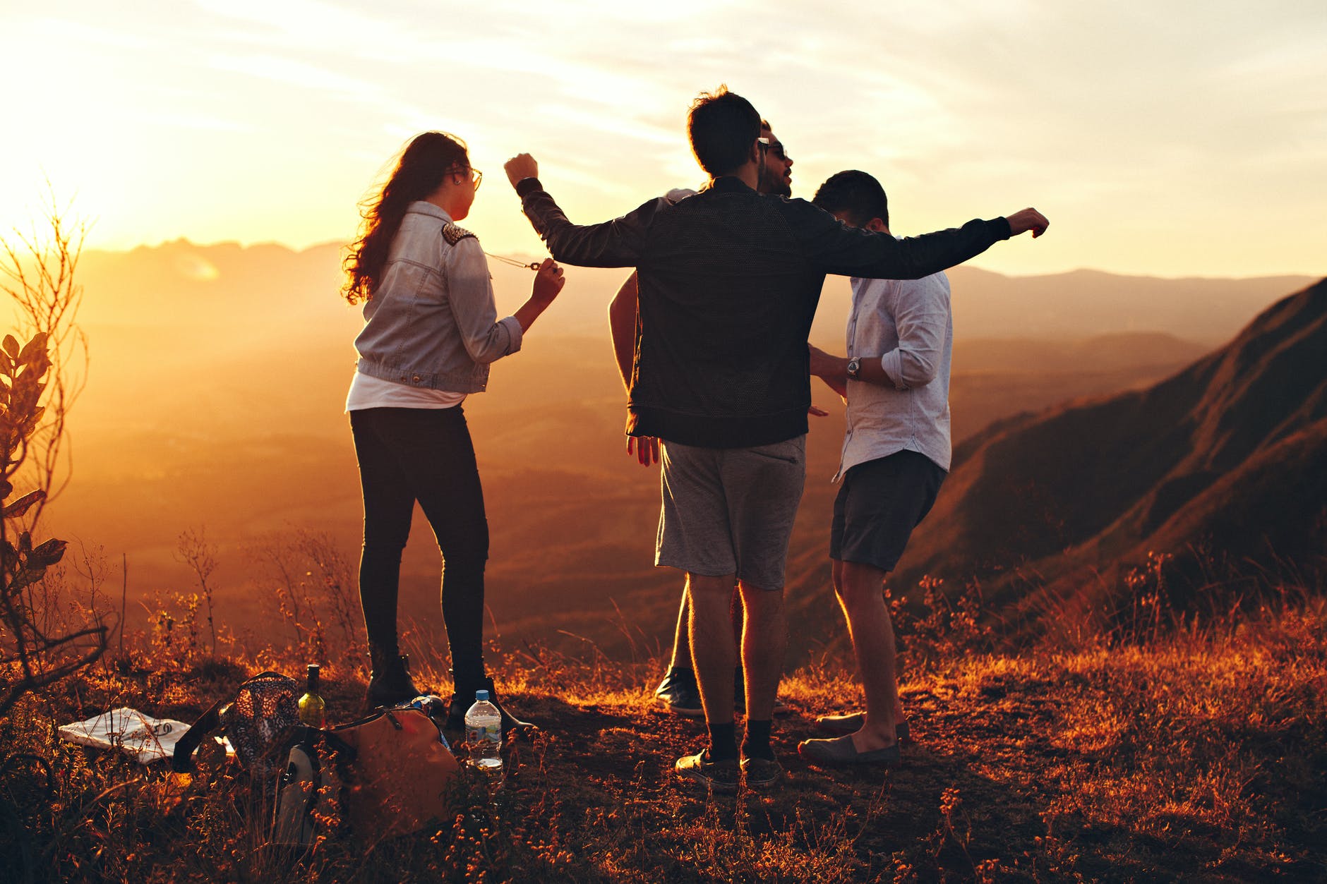 Menari bersama teman-teman | Foto: Pexels/Helena