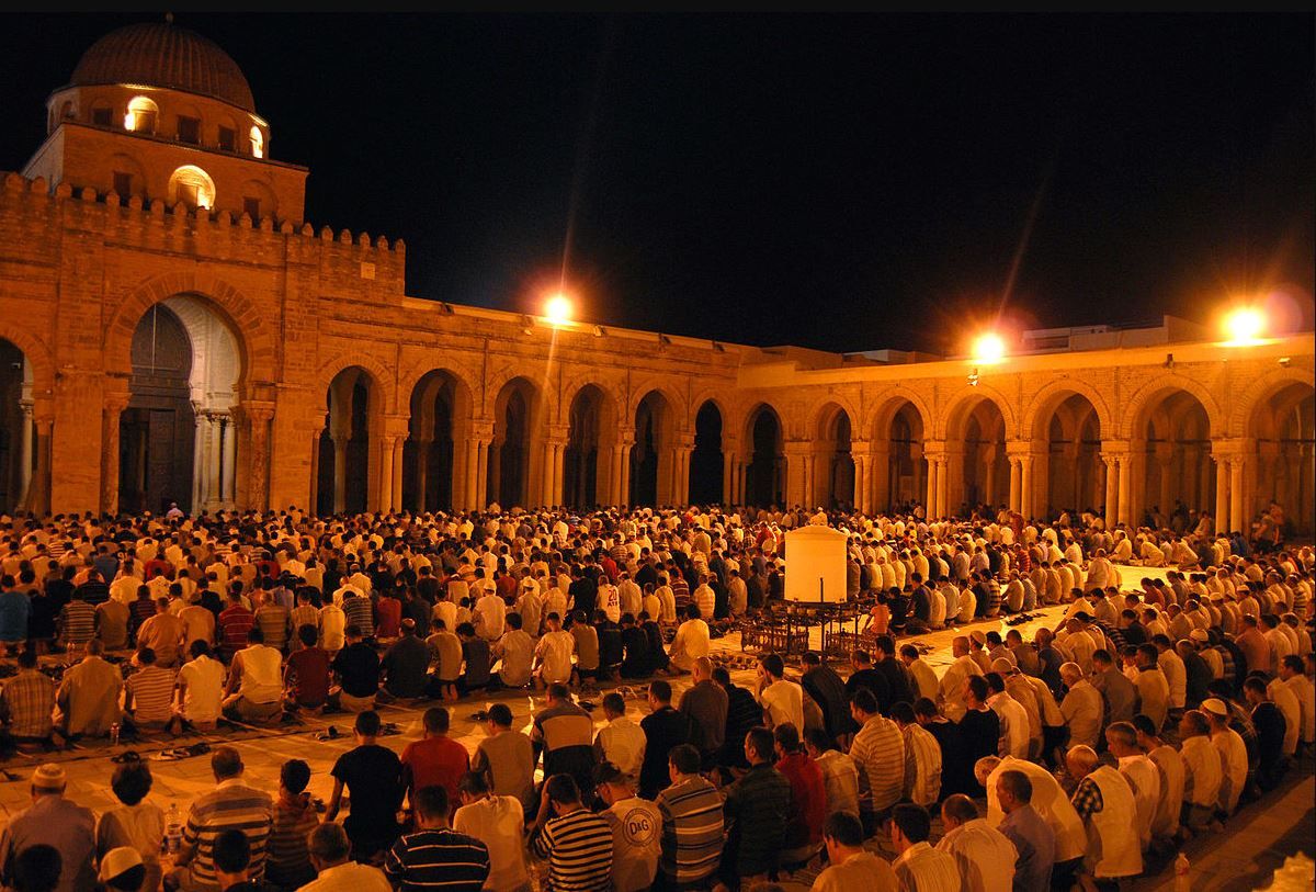 Ilustrasi shalat tarawih berjamaah | Foto : Pinterest