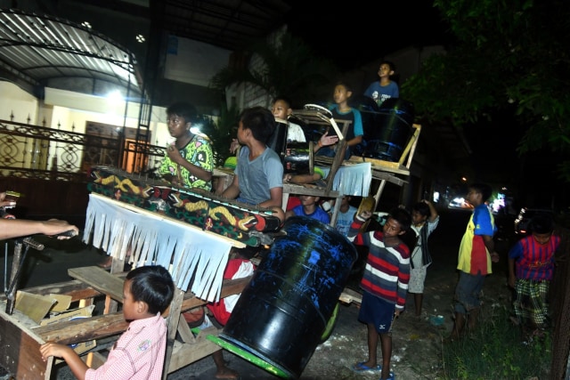 Ilustrasi membangunkan sahur keliling | Foto : Kumparan 