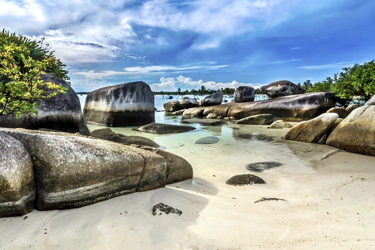 Batu-batu besar di tepi pantai Tanjung Kelayang | Foto: Kompas.com