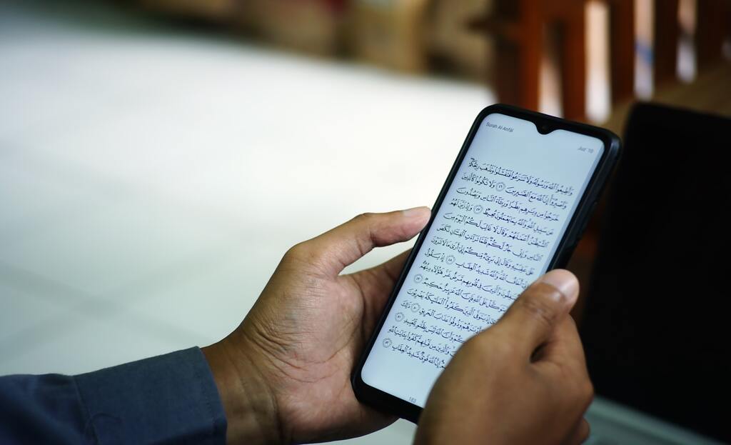 Ilustrasi aplikasi Alquran di handphone | Foto: MATAQ Darul Ulum/Unsplash